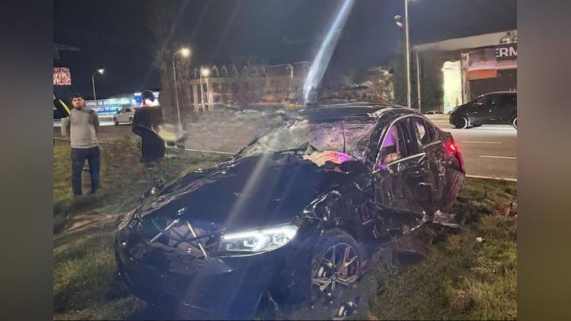 Изрображение 'Автомобиль BMW перевернулся в ночном ДТП на Юнусабаде: два человека пострадали'