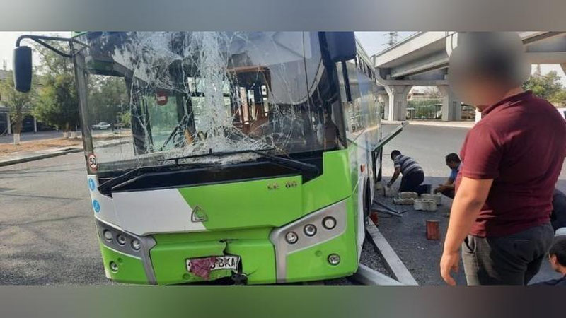Изрображение 'В Ташкенте пассажирский автобус угодил в ДТП'