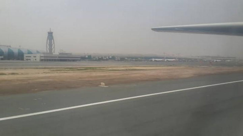 'Dubay Xalqaro aeroportining qo`nish yo`lagini suv bosgan'ning rasmi