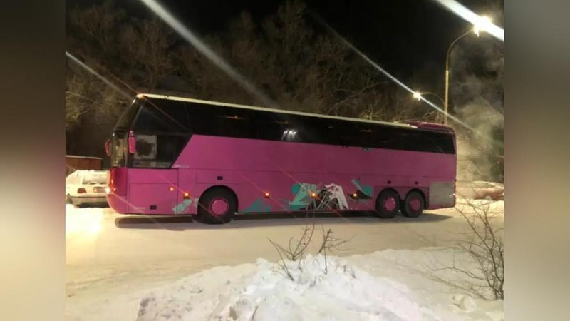 Изрображение 'Двух граждан Узбекистана эвакуировали из автобуса, застрявшего на дороге в Казахстане из-за холода'