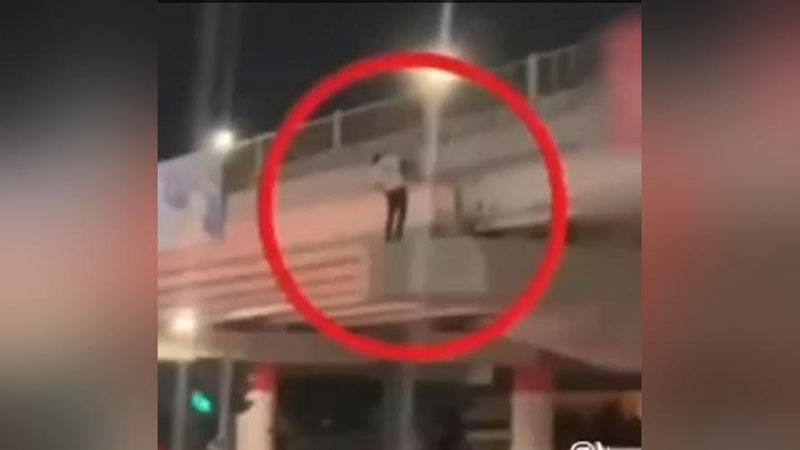 Изрображение 'На Чиланзаре молодой человек захотел броситься с моста и был оштрафован (видео)'