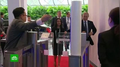 Изрображение 'ЗАСТАВЛЯЛИ ЛИ ПУТИНА ПРОХОДИТЬ ЧЕРЕЗ МЕТАЛЛОИСКАТЕЛЬ: ВИДЕО'