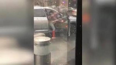 'Қиз “Эмма” пўртанаси туфайли машина эшигини ёполмади (Видео)'ning rasmi