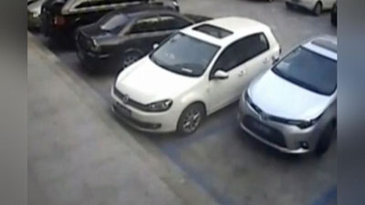 Изрображение 'САМАЯ БОЛЕЗНЕННАЯ ПАРКОВКА В МИРЕ: ВОДИТЕЛЬ ВЫЕХАЛ С 21 РАЗА (ВИДЕО)'