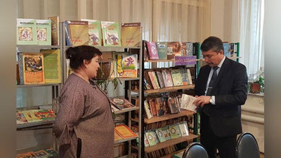 'AKT vaziri maktabga kitoblar tuhfa qildi'ning rasmi