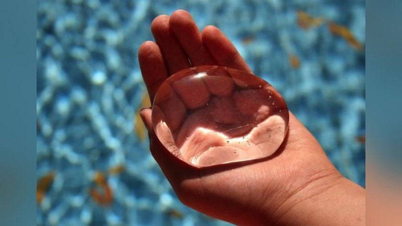 Изрображение 'УЧЕНЫЕ СОЗДАЛИ СЪЕДОБНЫЕ БУТЫЛКИ ДЛЯ ВОДЫ (ВИДЕО)'