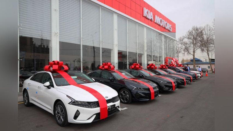 Изрображение 'Первым покупателям вручили ключи от автомобилей Kia, произведенных в Джизаке'