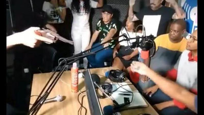 'Talonchilar to`g`ridan-to`g`ri efirda boshlovchi va radiostansiya mehmonlarini tunashdi 'ning rasmi