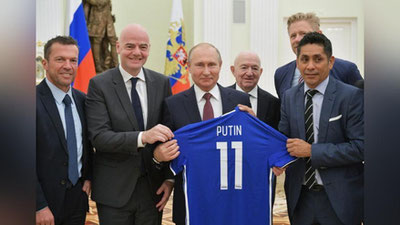 'Jahon futbol yulduzlari Putinga 11-raqamdagi futbol maykasini sovg`a qilishdi (Video)'ning rasmi