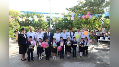 'Yangi o`quv yilida bojxona xodimlari o`quvchilarga “Mustaqillik darsi”ni o`tib berishdi'ning rasmi