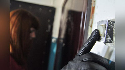 Изрображение 'МОШЕННИЦА ИЗ БЕКАБАДА, ПРЕДСТАВЛЯЯСЬ СВАХОЙ, ОБЧИЩАЛА ДОМА'