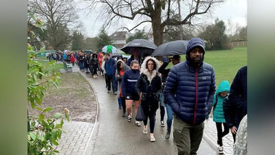 'Bemor bolakayning hayotini saqlab qolish uchun 5000 kishi yomg`ir ostida qoldi (Foto) 'ning rasmi