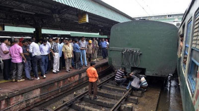 ' Harakatdagi poezd ostiga tushib ketgan qizaloq omon qoldi'ning rasmi