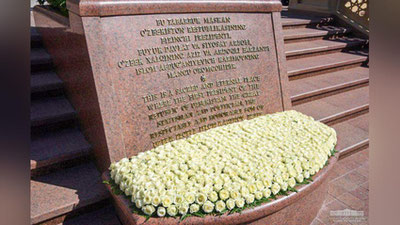 Изрображение 'Шавкат Мирзиёев почтил память Ислама Каримова'