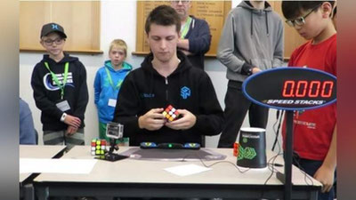 Изрображение 'ВИДЕО: НОВЫЙ РЕКОРД ПО СБОРКЕ КУБИКА РУБИКА'