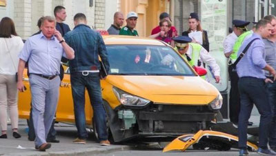 'Moskvada haydovchi piyodalar yo`lagiga chiqib ketib, 7 kishini urib  yubordi (video)'ning rasmi