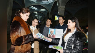 'Алишер Навоий ғазалларини ифодали ўқиганлар метро учун бепул жетон ва совғага эга бўлишди'ning rasmi