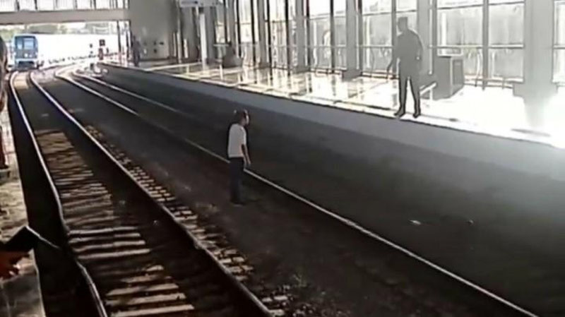 Изрображение 'В Ташкенте в метро парень спустился на рельсы, чтобы достать кепку (видео)'