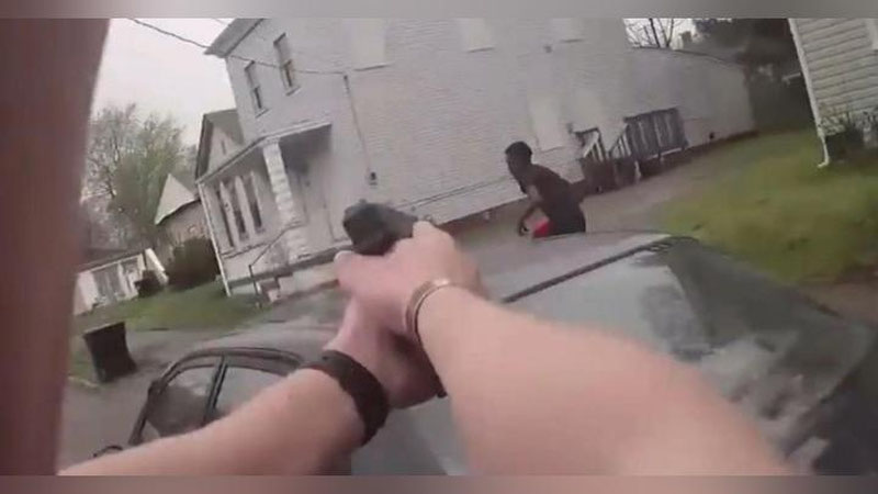 'Америка полицияси қуролланган босқинчини қўлга олиш жараёнини суратга олди (Видео)'ning rasmi