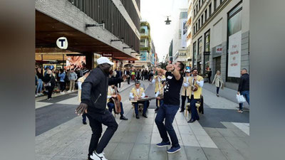 'Stokgolm shahri markazida o`zbek diasporasi ishtirokida maxsus PR-aksiya o`tkazildi'ning rasmi