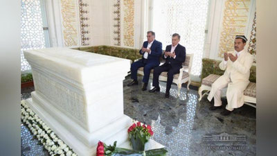 'Imomali Rahmon Islom Karimov maqbarasini ziyorat qildi 'ning rasmi
