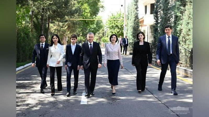 'Uch farzandning otasi, o`qituvchilikdan bosh vazirlikkacha bo`lgan hayot va yana 7 yilga saylangan Prezident. Bugun Shavkat Mirziyoev 66 yoshga to`ldi'ning rasmi