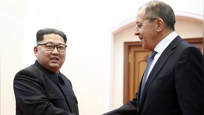 'Rossiya tashqi ishlar vaziri KXDR etakchisi bilan uchrashdi'ning rasmi