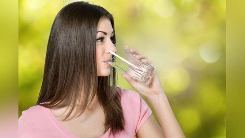 'Shifokorlar ko`p suv ichish sog`liqqa zarar ekanligi haqida ogohlantirishdi'ning rasmi