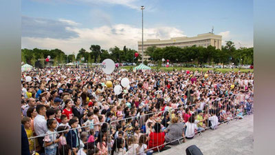 Изрображение '"Хумо Арена" подарила праздник детям: красочное фото'