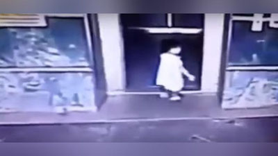 Изрображение 'МАТЬ СПАСЛА ДОЧЬ ОТ ГИБЕЛИ БЛАГОДАРЯ МГНОВЕННОЙ РЕАКЦИИ (ВИДЕО)'