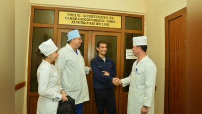 'Илк бор жигар трансплантацияси амалиёти ўтказилган бемор шифо топиб, уйига қайтди'ning rasmi