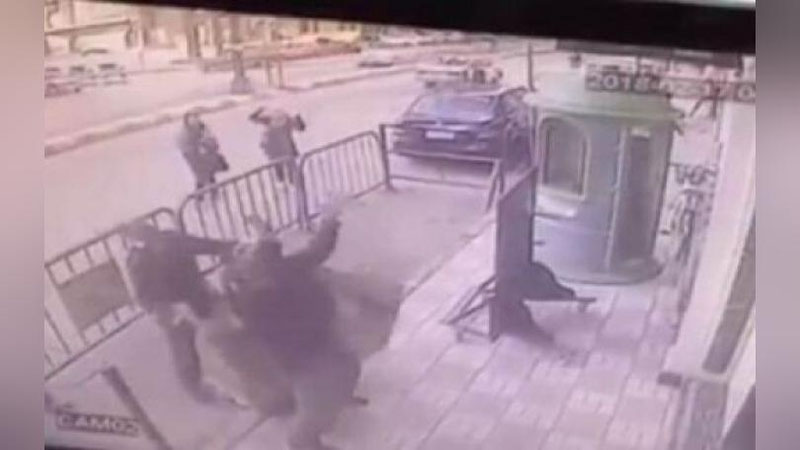 Изрображение 'В ЕГИПТЕ ПОЛИЦЕЙСКИЙ ПОЙМАЛ РЕБЕНКА, УПАВШЕГО С ТРЕТЬЕГО ЭТАЖА (ВИДЕО)'