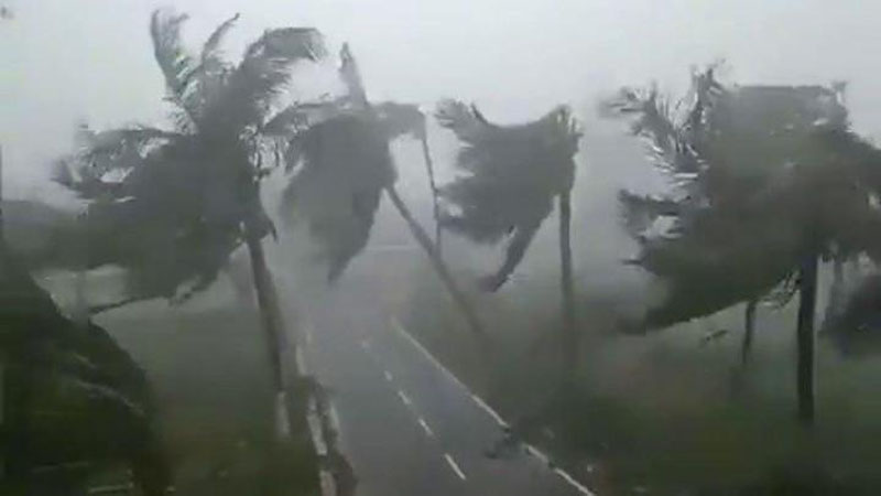 Изрображение 'РАЗРУШИТЕЛЬНЫЙ ЦИКЛОН ВОРВАЛСЯ В ИНДИЮ (ВИДЕО)'