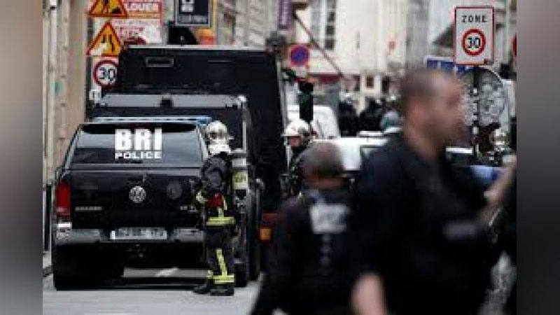 'Parijda bir jinoyatchi ikki kishini garovga oldi'ning rasmi