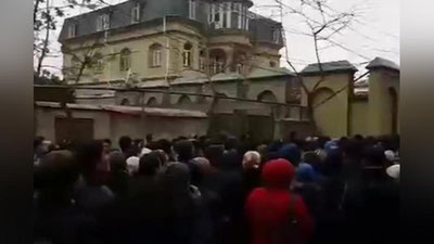 'DUShANBEDA ROSSIYaGA KO`ChIB KETMOQChI BO`LGAN TOJIKLAR MILISIYa XODIMLARI TOMONIDAN HAYDALDI'ning rasmi