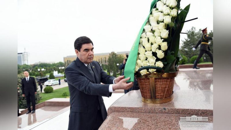 Изрображение 'ГЛАВА ТУРКМЕНИСТАНА ВОЗЛОЖИЛ ЦВЕТЫ К ПАМЯТНИКУ ИСЛАМА КАРИМОВА (ФОТО)'