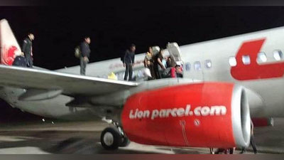 'Samolyot bortida bomba borligi haqidagi hazil xabardan so`ng yo`lovchilar avialayner qanotiga chiqib olishdi (Video)'ning rasmi