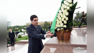 'Туркманистон Президенти Мустақиллик ва эзгулик монументи пойига гул қўйди'ning rasmi