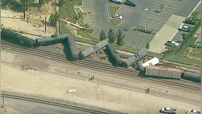 'AQShda yoqilg`i to`la sisternalar relsdan chiqib ketdi'ning rasmi