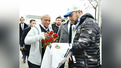 Изрображение 'РОБЕРТО КАРЛОС ПРИБЫЛ В ТАШКЕНТ (ФОТО)'