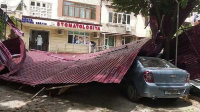 'Namangandagi shamolda ko`p qavatli uylarning tomi uchib ketdi (Video)'ning rasmi