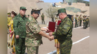 'Bir guruh tojikistonlik harbiylar esdalik sovg`alari bilan taqdirlandi 'ning rasmi