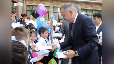 'Jahongir Ortiqxo`jaev o`zi o`qigan maktabning 246 nafar o`quvchisiga planshet sovg`a qildi (foto+video)'ning rasmi