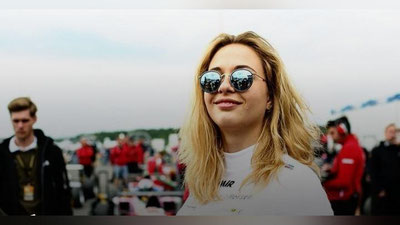 Изрображение 'НЕМЕЦКАЯ ГОНЩИЦА ЧУДОМ ОСТАЛАСЬ ЖИВА В СТРАШНОЙ АВАРИИ НА ТРАССЕ (ВИДЕО)'