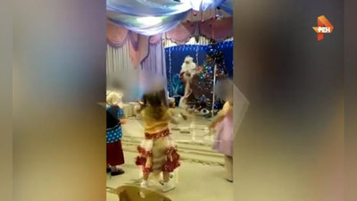 Изрображение 'СМЕРТЬ ДЕДА МОРОЗА НА ДЕТСКОМ УТРЕННИКЕ ПОПАЛА НА ВИДЕО'