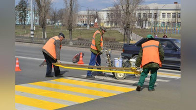 'Тошкент вилоятининг барча шаҳар ва туманларида пиёдалар ўтиш жойлари оқ-сариққа бўялмоқда'ning rasmi