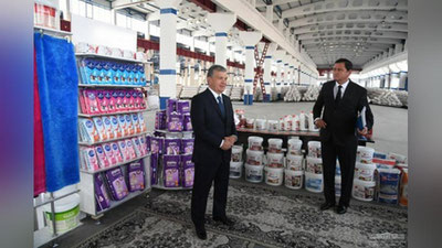 'Shavkat Mirziyoev Qo`qonda ishlab chiqarilayotgan sanoat mahsulotlari bilan tanishdi'ning rasmi