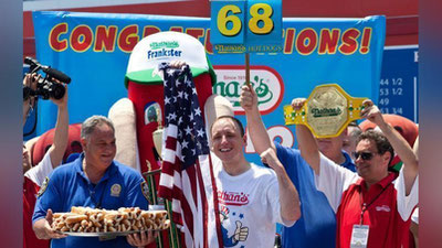 'Amerikalik 10 daqiqa ichida 74 ta xot-dog eb qo`ydi (video)'ning rasmi