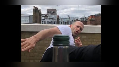 Изрображение 'Джейсон Стэтхэм присоединился к челленджу, открыв бутылку ударом ноги (видео)'