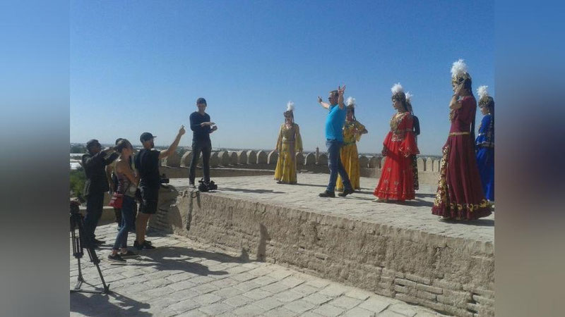 Изрображение 'В ЭФИР ВЫШЕЛ ОТСНЯТЫЙ В ТАШКЕНТЕ И ХИВЕ ВЫПУСК "ПОЕДЕМ, ПОЕДИМ" (ВИДЕО)'